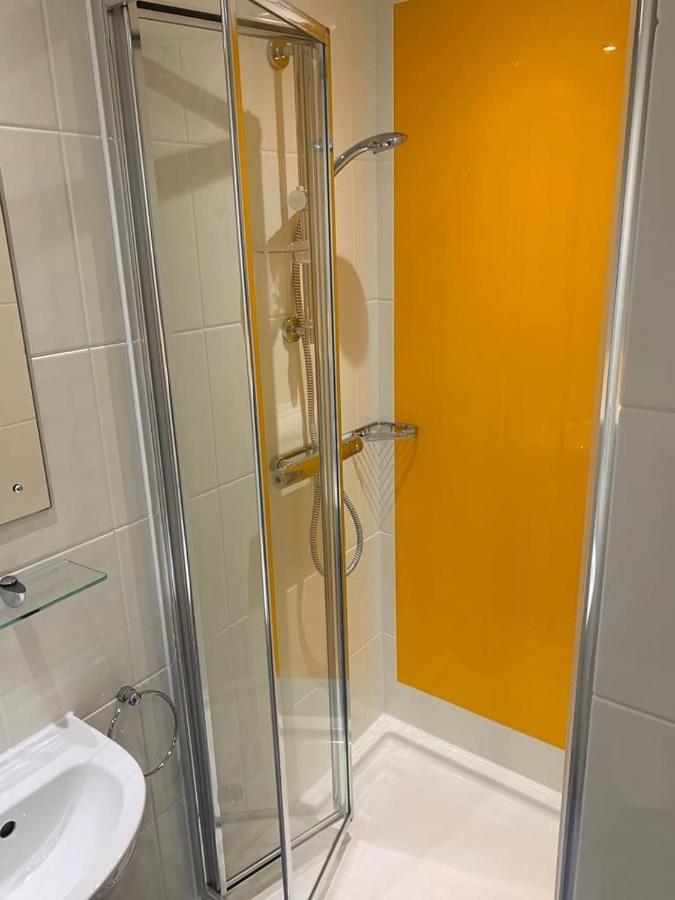 For Students Only Ensuite Bedrooms With Shared Kitchen At Cathedral Point In Winchester Extérieur photo